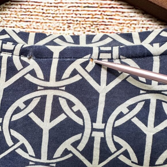 Tory Burch Silk Long Sleeve Top Women’s M Navy White Geometric Print Lightweight - Picture 11 of 11